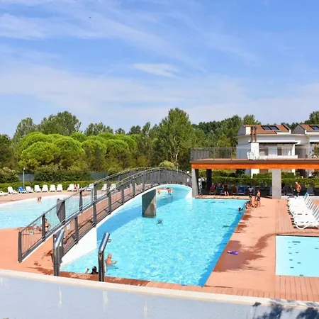 Relaxing Oasis With Pool And Solarium