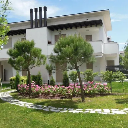 Relaxing Oasis With Pool And Garden Apartment *